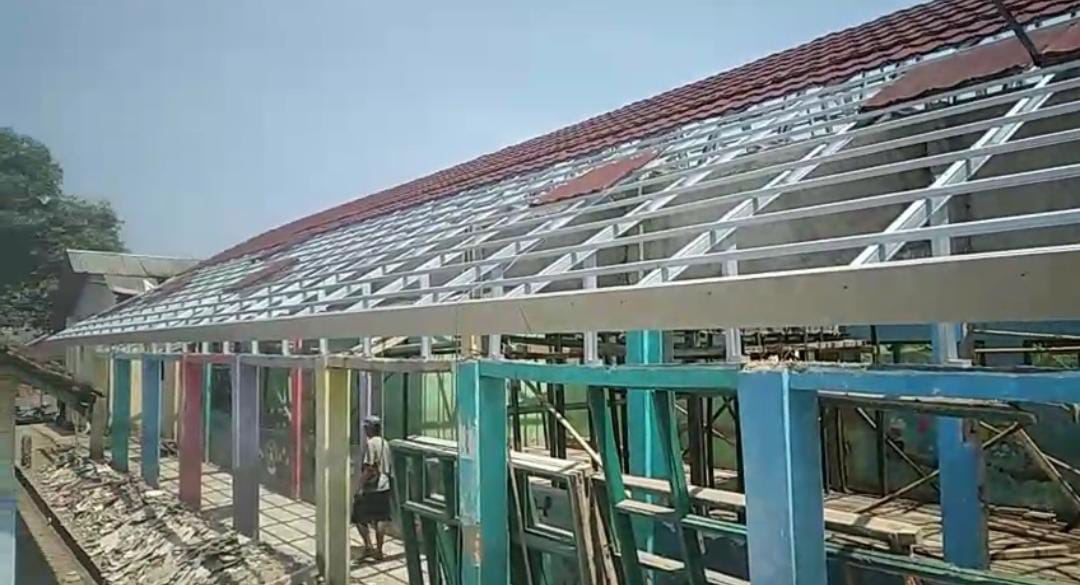 Revitalisasi SD Negeri Warungkiara 1 Masuki Tahap Pemasangan Struktur Atap Baja Ringan
