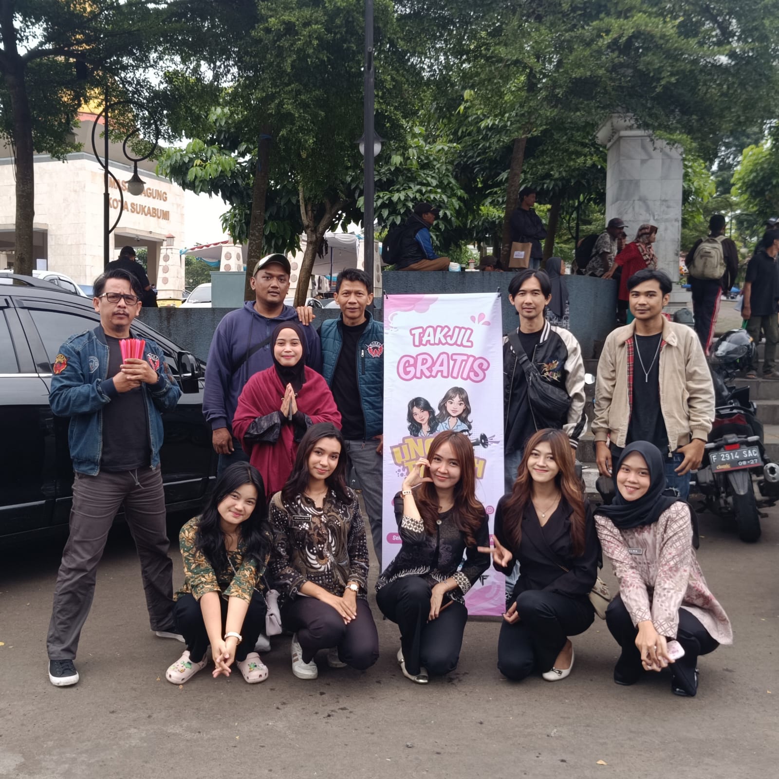 ‎STPI & Unchfaedah Berbagi 300 Paket Takjil di Depan Alun-Alun Kota Sukabumi, Gandeng Widal TV